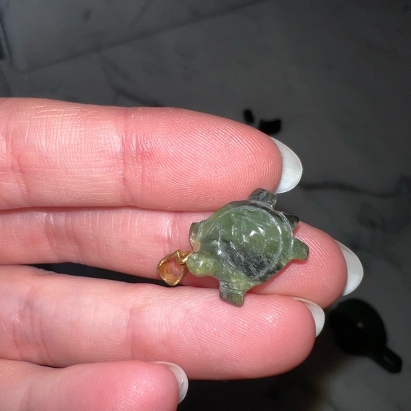 Set of 2 Green Stone Turtle Jewelry Pieces Pin and Necklace Pendant - Picture 8 of 16